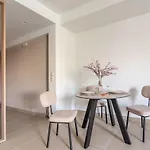 Christina\'S Cozy Apartment Near The Airport
